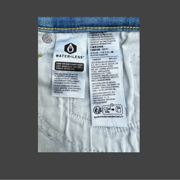 Levi’s Women’s Plus Size Classic Straight Mid Rise Light Blue Jeans Sz 26W - Picture 13 of 16